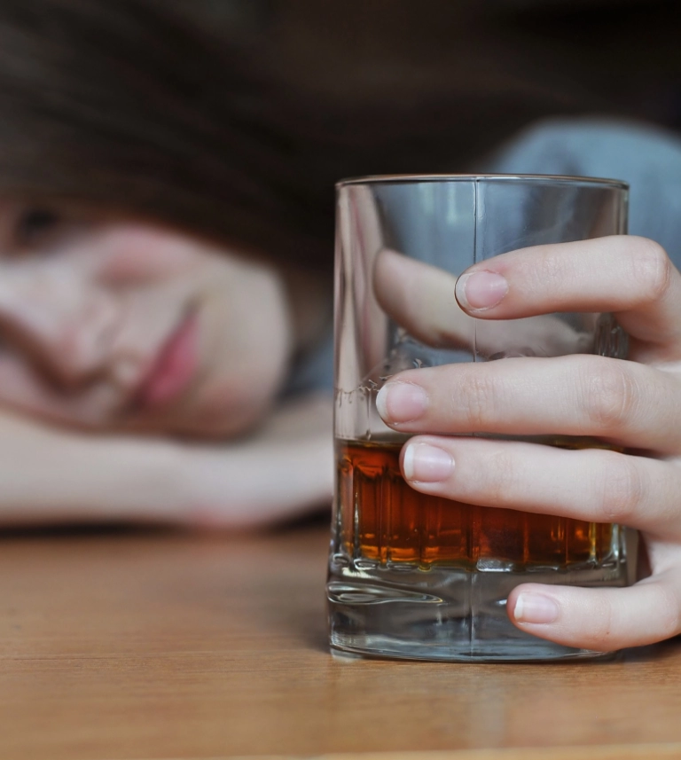kobieta pod wpływem alkoholu
